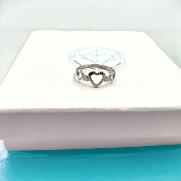 5 Hearts Stainless Steel Ring, size 7 - Picture 5 of 5